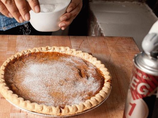Cospargi la torta con lo zucchero