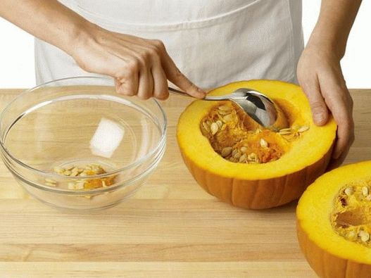 Rimuovi i semi dalla zucca e sbuccia le fibre Rimuovi i semi dalla zucca e sbuccia le fibre