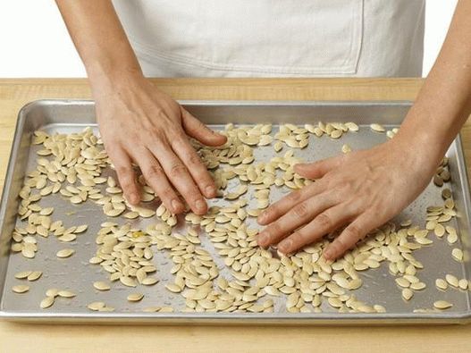 Cuocere i semi di zucca nel forno Cuocere i semi di zucca nel forno