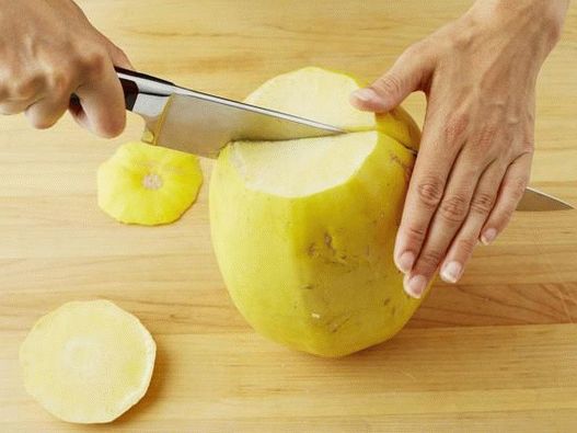 Tagliare gli spaghetti alla zucca nel senso della lunghezza