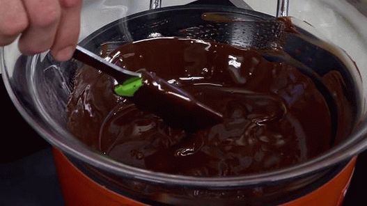 Sciogli il cioccolato temperato di nuovo per un lavoro confortevole con esso