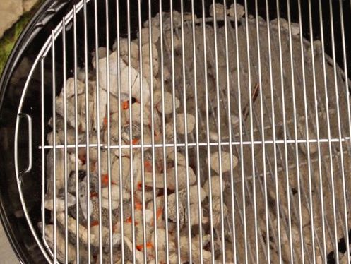 preparare le zone di riscaldamento: spostare i carboni ardenti su un lato