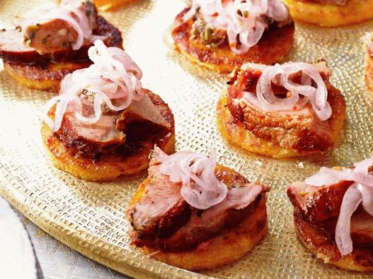 Foto di canape di polenta con porchetta (involtino di maiale) Foto di canape di polenta con porchetta (involtino di maiale)