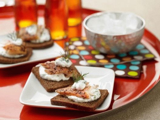 Foto tartine con trota affumicata e salsa di panna acida alle erbe per due