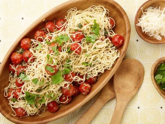 Foto di Capellini con pomodori e basilico