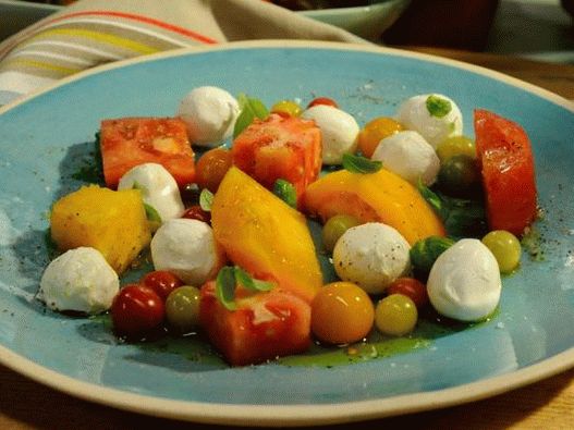 Foto di Caprese con pomodori e mozzarella boccini