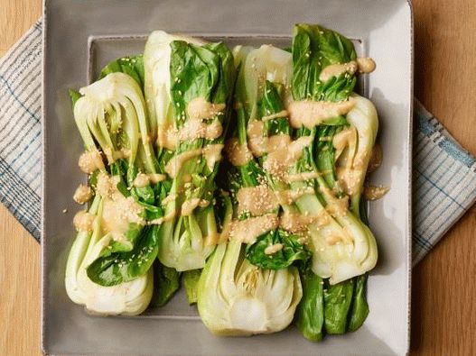 Foto di cavolo bok choy in salsa di miso a microonde