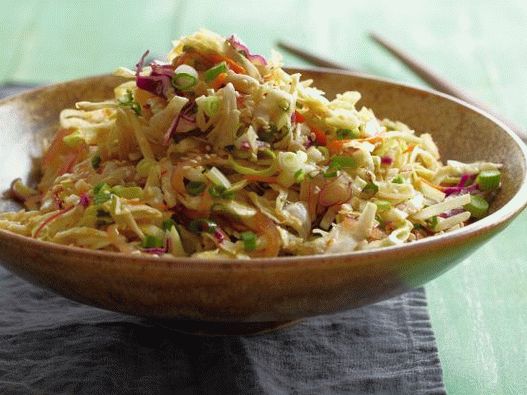 Insalata di cavoli alla foto in stile asiatico