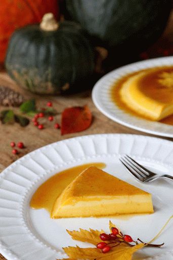 Foto flan di caramello con zucca