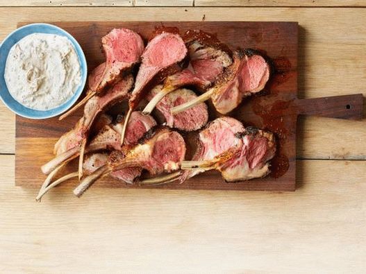 Photo Rack di agnello in una miscela di spezie con salsa allo yogurt ed erbe fresche