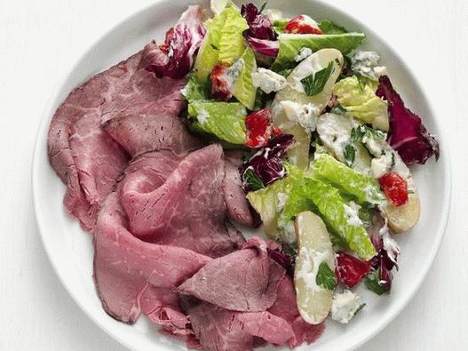 Foto di carpaccio di manzo arrosto con insalata di patate e gorgonzola