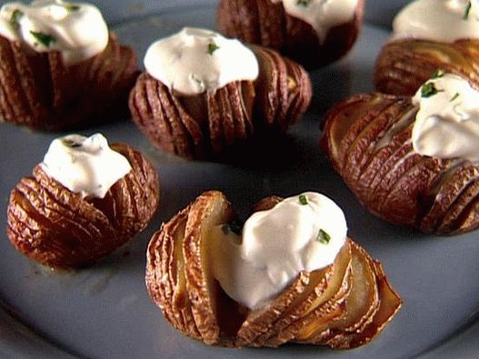 Foto di patate Hasselbak (fisarmonica) con aglio e panna acida