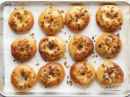 Foto bagel di patate con cipolle dolci