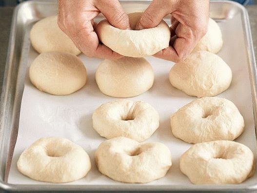 Bagel di patate con cipolle dolci