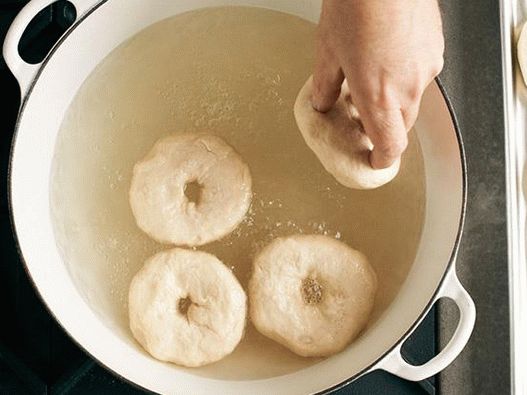 Bagel di patate con cipolle dolci