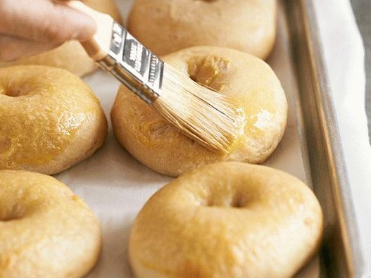 Bagel di patate con cipolle dolci