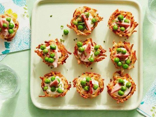 Nidi di patate foto con piselli, prosciutto e crema di formaggio