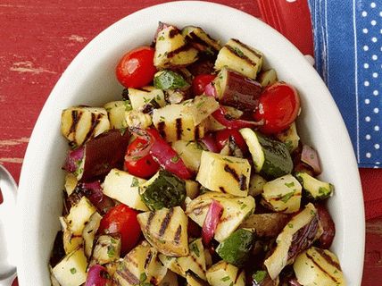 Foto Insalata di patate alla griglia con zucchine e melanzane