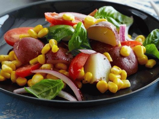 Foto Insalata di patate con pomodori, mais e basilico