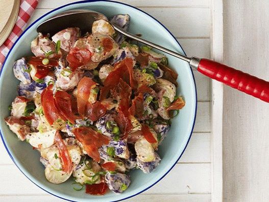 Foto Insalata di patate con salsa di prosciutto e maionese