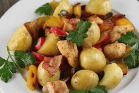 Insalata di patate con ravanelli, pancetta e pollo