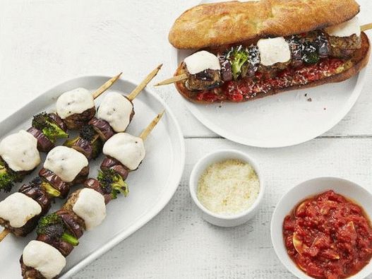 Foto di spiedini con polpette di carne e melanzane