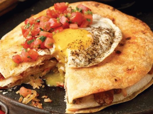 Foto di quesadilla con pancetta, patate e uova fritte
