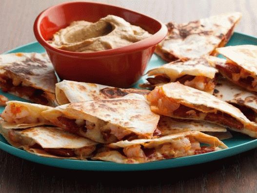 Foto di quesadilla con gamberi, salsa chorizo   e guacamole