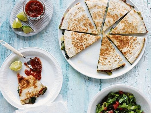 Foto di quesadilla con salsa di fagioli e insalata di escariol