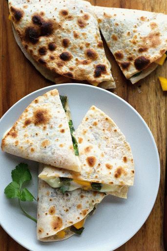 Foto di quesadilla con formaggio camembert, cipolle caramellate e chutney di mele