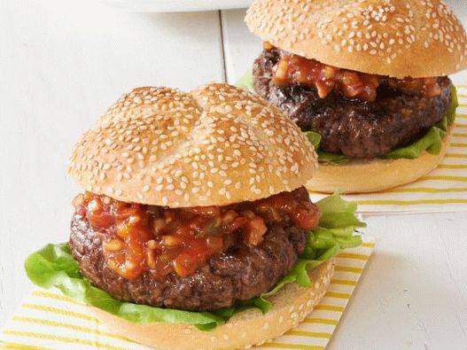 Foto di ketchup con pancetta e sottaceti