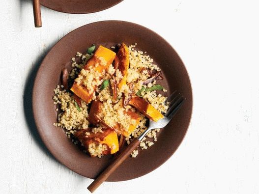 Foto di quinoa con zucca al forno, datteri e salvia Foto di quinoa con zucca al forno, datteri e salvia