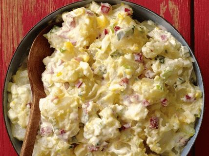 Foto classica insalata di patate con sedano
