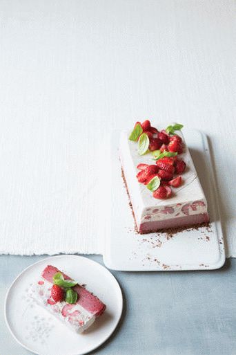 Foto terrina di fragole con uno strato croccante