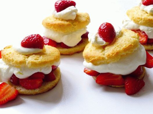 Foto biscotti alla fragola con cocco, farina di mandorle e tapioca