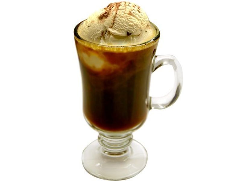 Черный кофе с мороженым 5 букв. Кофе-глясе кофейные напитки. Кофе черный с мороженым глясе. Кофе с мороженым гляссе. Холодный кофе глясе.