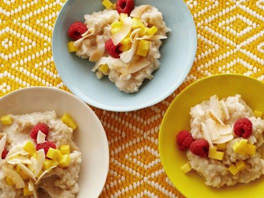 Foto porridge di riso e cocco in una pentola a cottura lenta