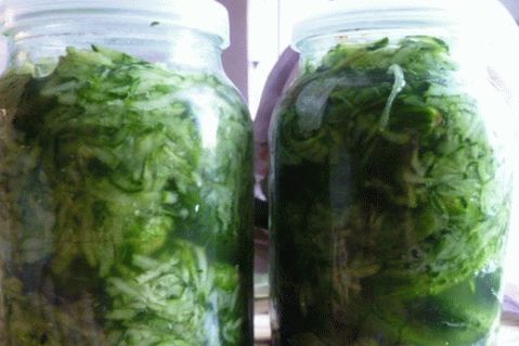 Cetrioli in scatola nei cetrioli