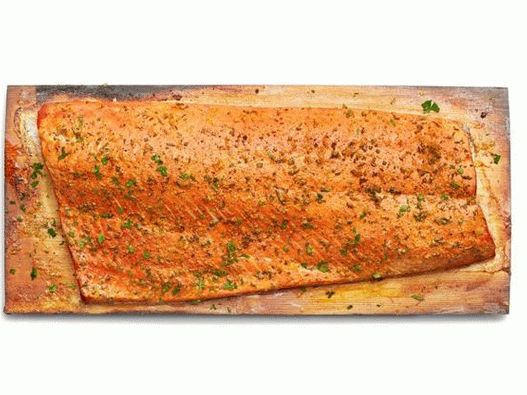 Foto Salmone affumicato su una tavola di cedro
