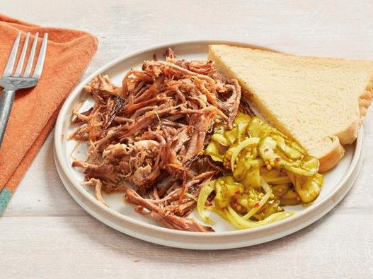 Foto di maiale affumicato Montreal affumicato con cetrioli al curry sottaceto