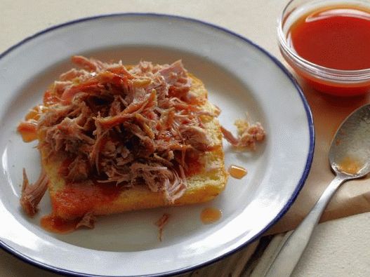 Spalla di maiale affumicata fotografica con salsa Lexington