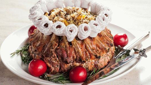Foto Corona di costolette di maiale con castagne e salsicce