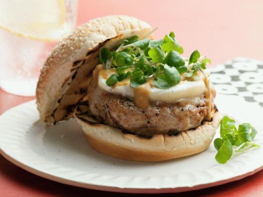 Foto cotoletta di tacchino per un hamburger