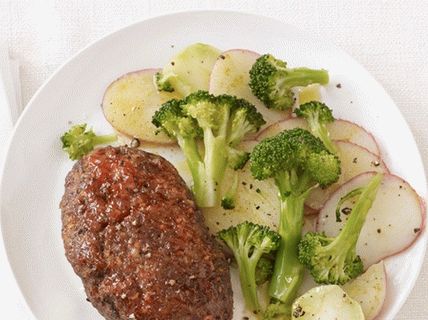 Foto cotolette di tacchino con verdure