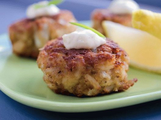 Foto cotolette di bastoncini di granchio con remoulade