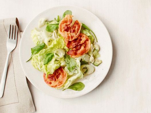 Foto Insalata di granchio con avocado e pancetta fritta