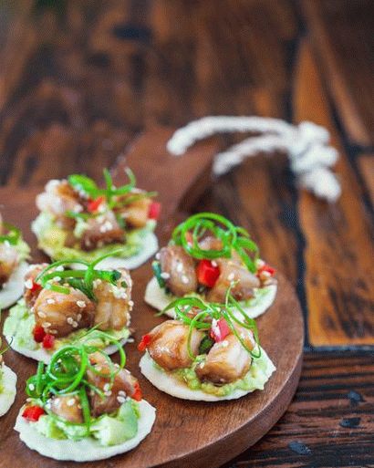 Foto di insalata di granchio con gamberi e salsa wasabi