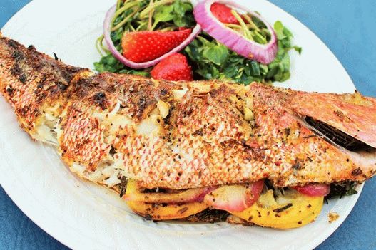 Foto Branzino con salsa al lime e contorno di ananas e core di palma