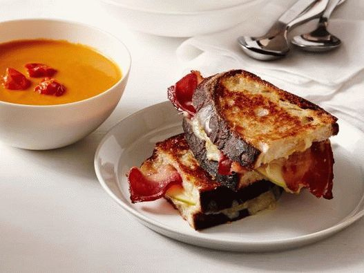 Foto Zuppa di crema di pomodori al forno e un panino con formaggio e pancetta