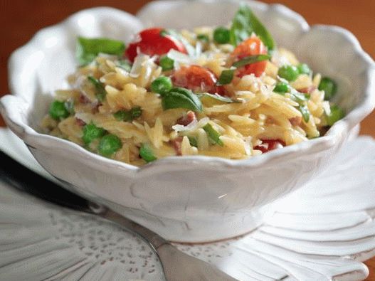 Photo Orzo crema di pasta con piselli e prosciutto